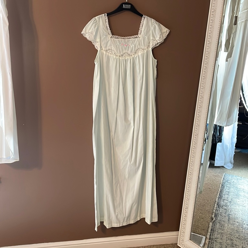 Vintage pale green nightgown - Picture 2 of 6